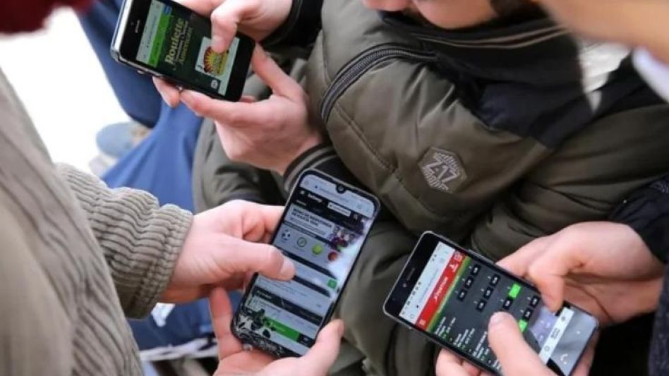 Orbea señala un -aspecto problemático: se introduce tecnología digital en las escuelas secundarias y primarias como algo sumamente ventajoso.    