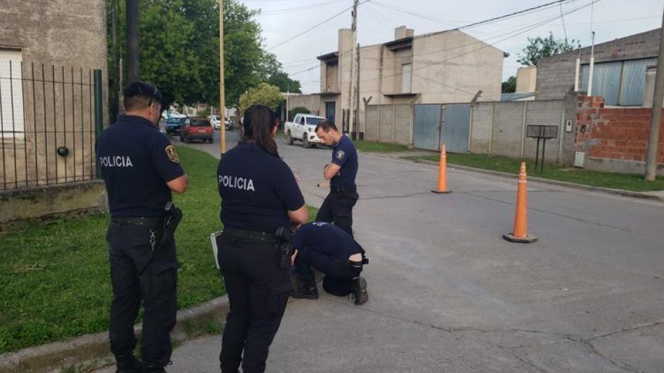 Policías de la Científica, trabajando en el lugar donde este intento de homicidio sucedió el pasado 22 de noviembre.  ARCHIVO/EL TIEMPO