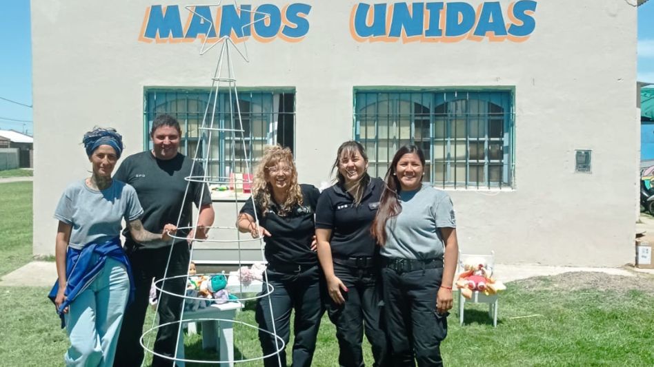 Mujeres privadas de libertad de la Unidad 52 de Azul elaboraron juegos didácticos, muñecas y un árbol navideño para el Comedor y Merendero 