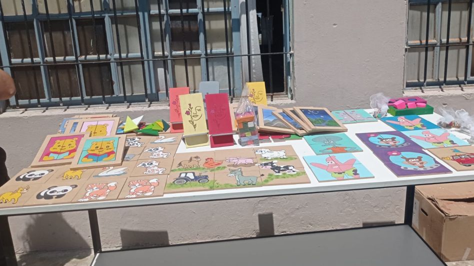 La entrega consistió en la producción  de juegos didácticos tipo Ta-Te-Ti, yenga y de la memoria,  muñecas tipo peponas y un árbol navideño