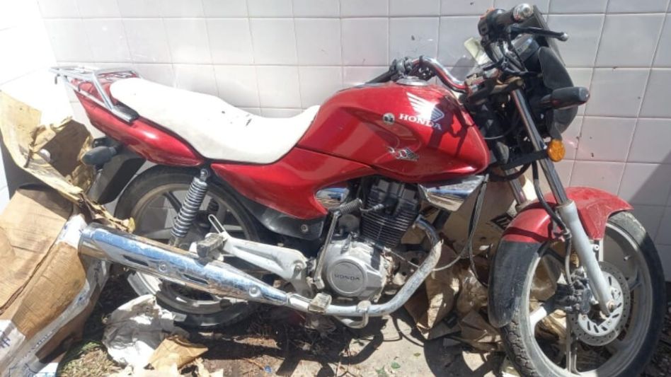 Por un robo en el Barrio Carús identificaron a tres menores y policías recuperaron dos motos y una bicicleta. FOTO: PBA