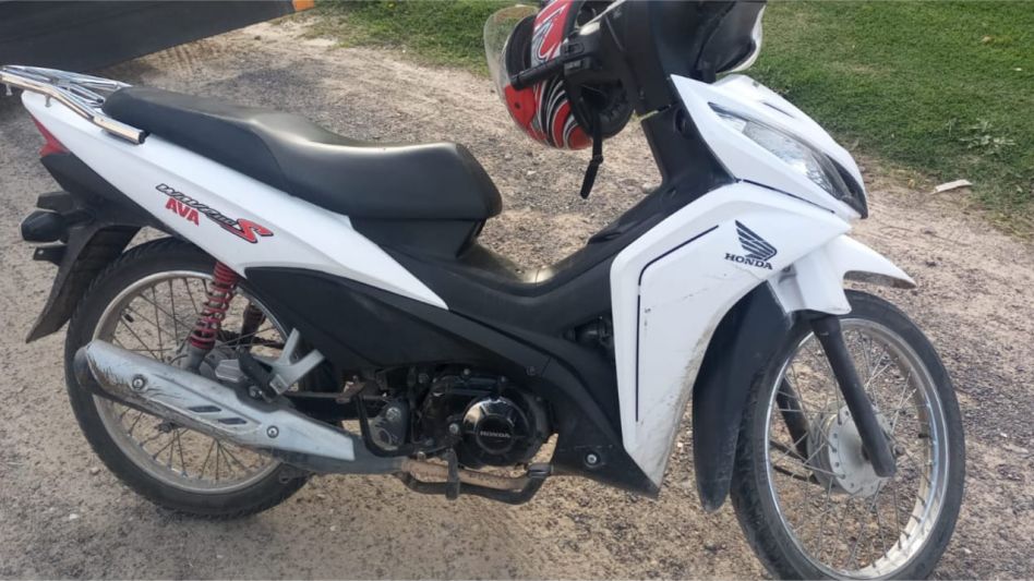 Robada y recuperada hoy lunes por la Policía, una moto Honda Wave de 110 CC. FOTO: PBA