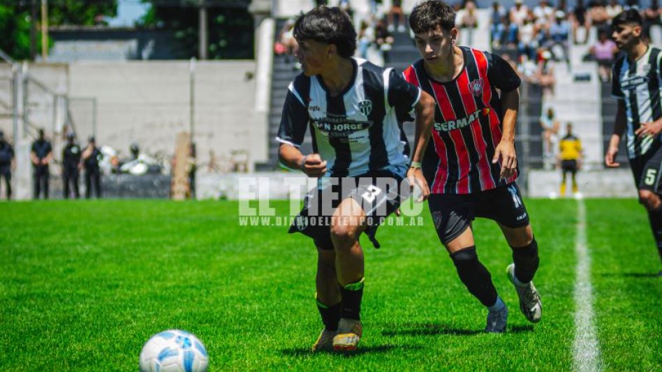 En un entretenido partido, Chacarita doblegó a Alumni Azuleño por 2 a 1 en el primer encuentro de las finales de Reserva. FOTOS: NICOLÁS MURCIA