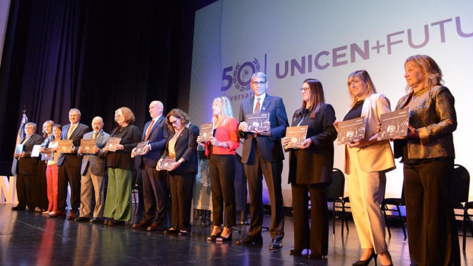 Los decanos de las distintas Facultades de la UNICEN durante el reconocimiento realizado en el marco de la celebración de los cincuenta años de la institución.  PRENSA UNICEN