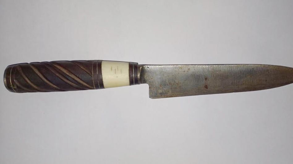 Un cuchillo. Lo secuestró la Policía luego de que un menor agrediera a un hermano suyo durante un incidente de índole familiar ocurrido anteayer por la tarde en el Barrio El Sol.  PBA