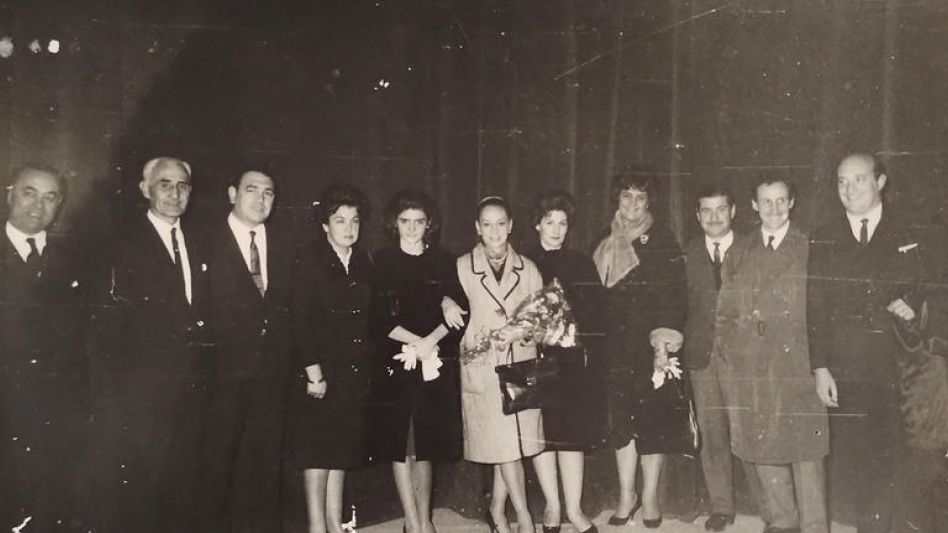 Primera comisión en el escenario del ex Cine San Martin, junto a los primeros bailarines del Teatro Colón: con ramo de flores: Olga Ferri y de sobretodo gris: Enrique Lommi.  