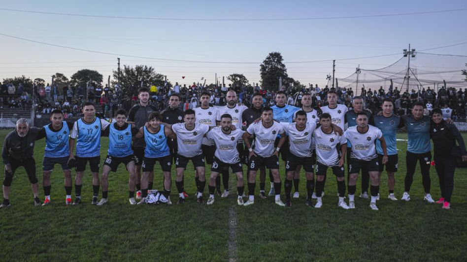 Azul Athletic y Alumni Azuleño estarán definiendo hoy quien será el campeón del Clausura. Uno de ellos se quedará con el título y dará la ansiada vuelta olímpica. FOTOS: NICOLÁS MURCIA