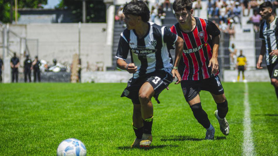 Chacarita recibirá al albinegro desde las 14 horas. El tricolor llega con la ventaja y buscará dar la esperada vuelta olímpica. 