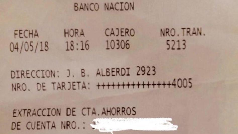 Un ticket emitido por cajero automático, como puede observarse, contiene numerosa información sensible del titular de la cuenta -en la foto, el número de cuenta fue borrado expresamente.