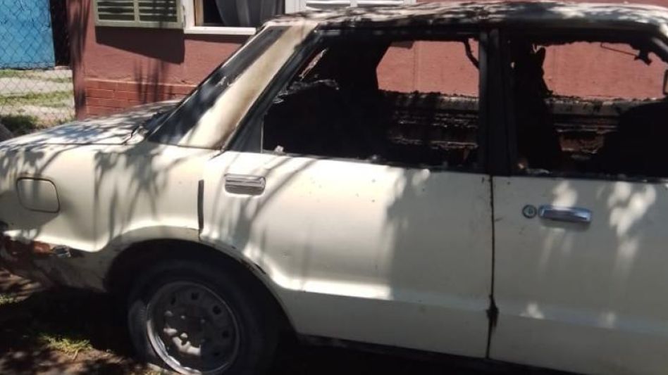 El auto que el encausado prendió fuego. Por lo sucedido está preso en la Unidad 7, tras lo que había sido su detención hace un año.  FOTOS: EPDS AZUL/PBA/ARCHIVO