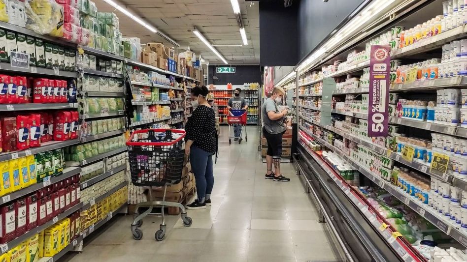 En sintonía con los supermercados, Caputo reclamó por la suba de tasas municipales