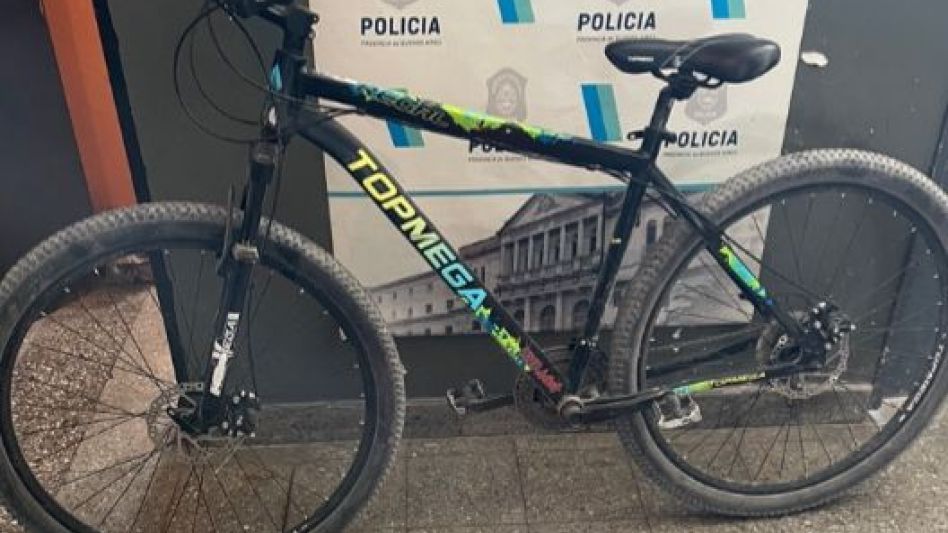 Una bicicleta y prendas de vestir fueron incautadas durante la realización del allanamiento. FOTO: PBA 