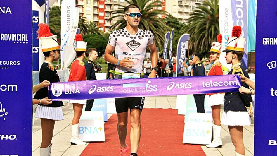 Gerónimo Dhereté la rompió en Mar del Plata y ganó por primera vez en el Asics Triatlón Olímpico. Foto GENTILEZA ISSPORTS