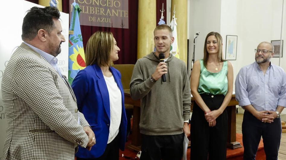 Franco Mastantuono, ayer, en el momento de recibir el reconocimiento por parte del Concejo Deliberante de Azul. CONCEJO DELIBERANTE