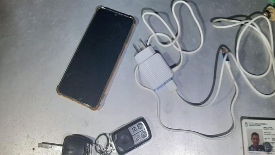 Las pertenencias halladas en una mochila que el investigado llevaba cuando fue aprehendido.   EPDS AZUL/PBA