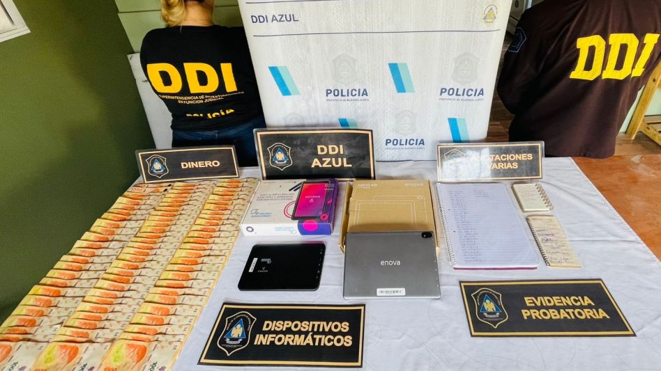 Algunos de los elementos incautados por personal policial durante los allanamientos. FOTO: DDI AZUL/PBA
