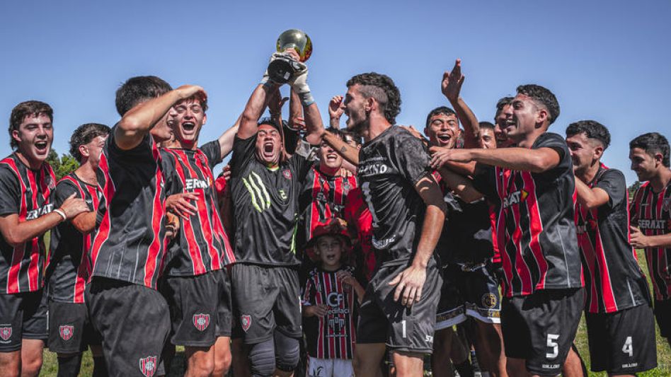  Los jugadores de Chacarita Juniors con la copa bien en alto festejan que fueron los mejores del segundo certamen del año en Reserva. 