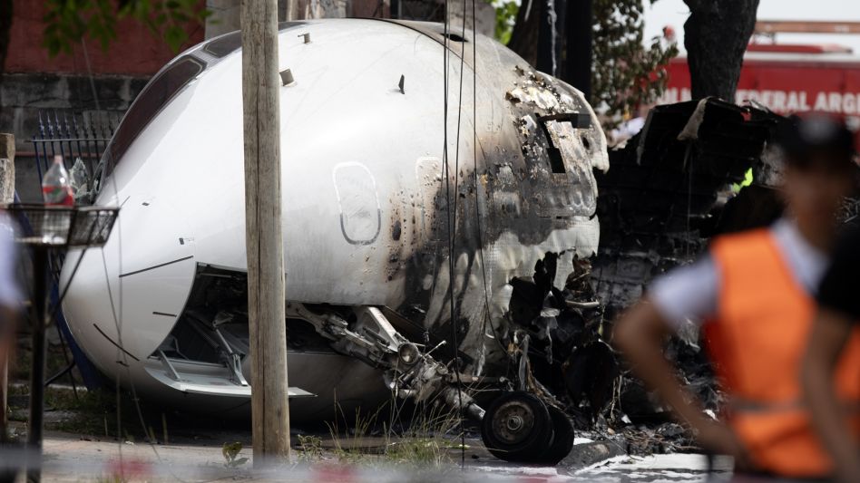 La dueña de la casa impactada por el avión dice que piloto y copiloto "se abrazaron para morir"
