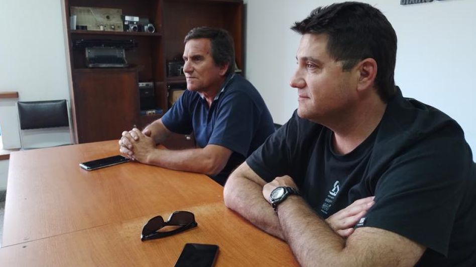 Eduardo Bercovich y Sebastián Maddío, de ATE Azul, durante la entrevista con este diario. 