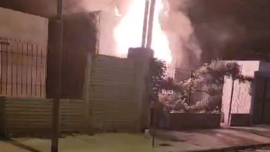 El incendio destruyó la casa donde vive una pareja. Sus familiares iniciaron una colecta para reconstruirla. CAPTURA DE VIDEO