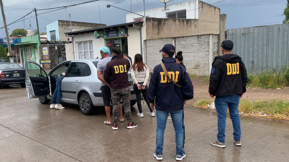 El procedimiento policial que derivó en las aprehensiones de un varón y una mujer se realizó hoy lunes por la tarde. FOTO: DDI AZUL/PBA