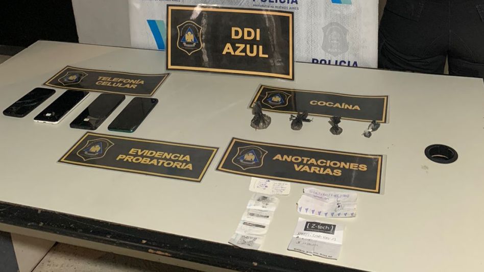 Entre lo hallado en poder de los ahora investigados figuraron cuatro envoltorios que tenían cocaína. FOTO: DDI AZUL/PBA