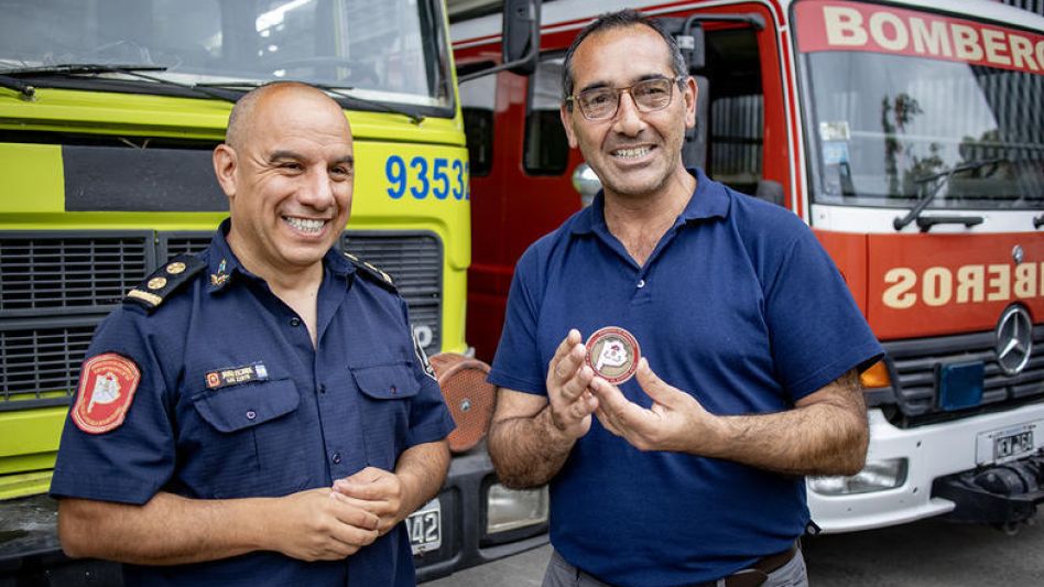 El intendente Nelson Sombra y el jefe del Destacamento de Bomberos local, Javier Escande, durante el encuentro realizado ayer.  PRENSA MUNICIPAL