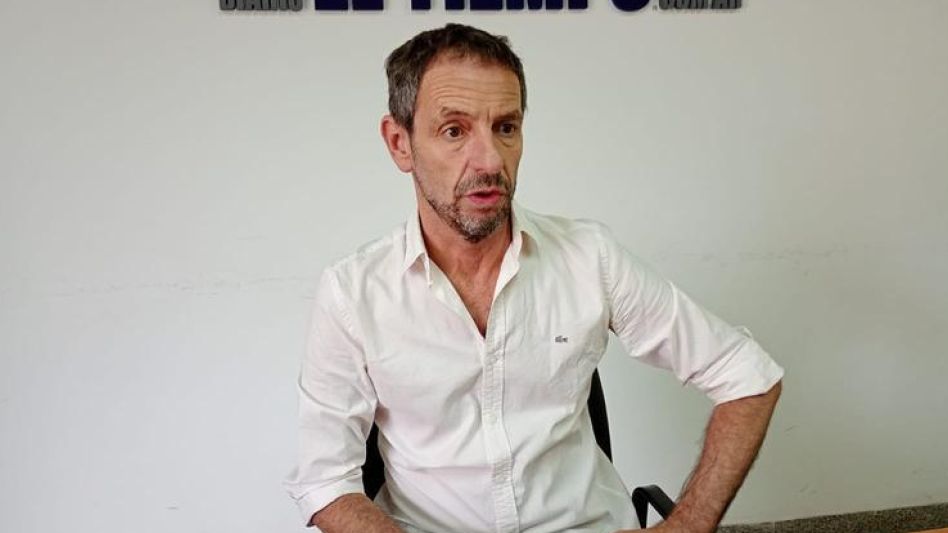 El delegado de IOMA Azul, Carlos Gaglione, durante un tramo de la charla que mantuvo con diario EL TIEMPO.  ADRIAN GELOSI