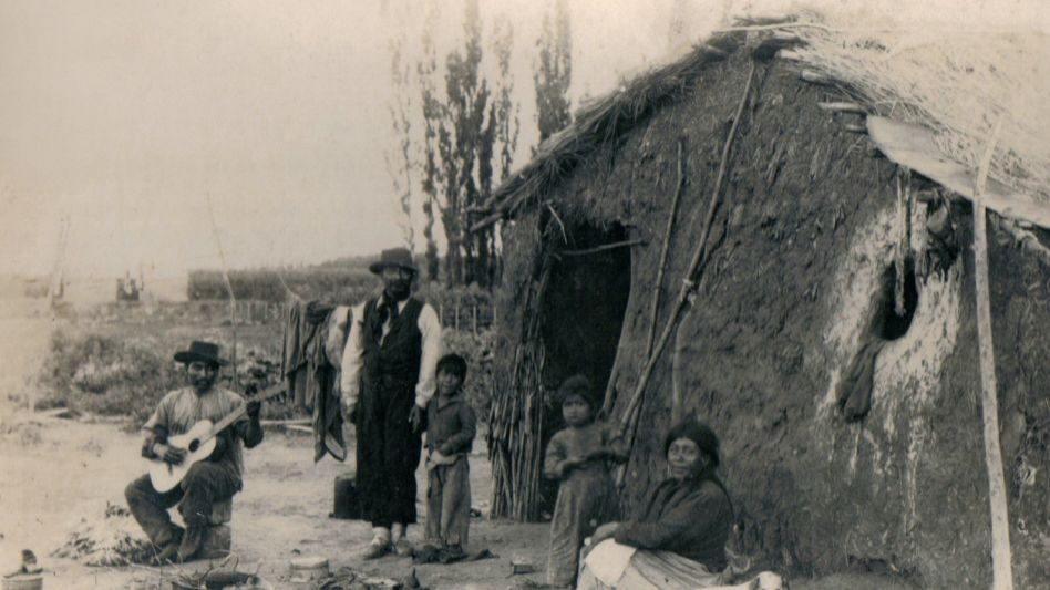 Típico rancho de Villa Fidelidad, fotografiado por Domingo Di Ferrante en 1905. GENTILEZA HEMEROTECA JUAN MIGUEL OYHANARTE DE AZUL