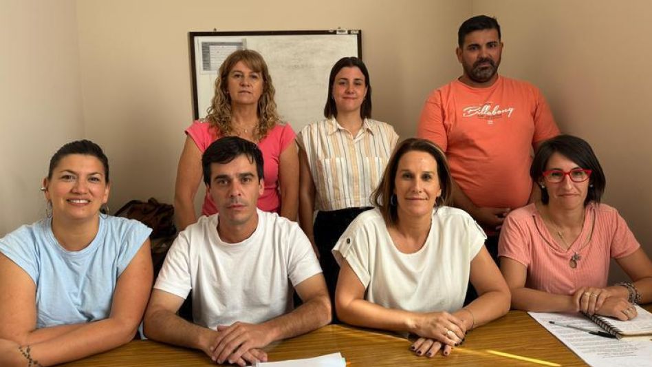 Los concejales Gisella Hiriart, Consuelo Burgos, Saúl Lucero, Agustina Bauché, Agustín Puyou, Natalia Colomé y Virginia Torres brindaron una conferencia de prensa. 