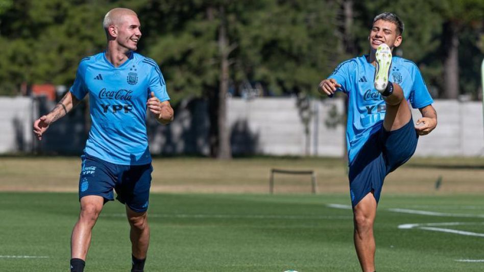 Franco Mastantuono, junto con Claudio ?Diablito? Echeverri, entrenaron en el predio de AFA. GENTILEZA TWITTER SELECCIÓN ARGENTINA