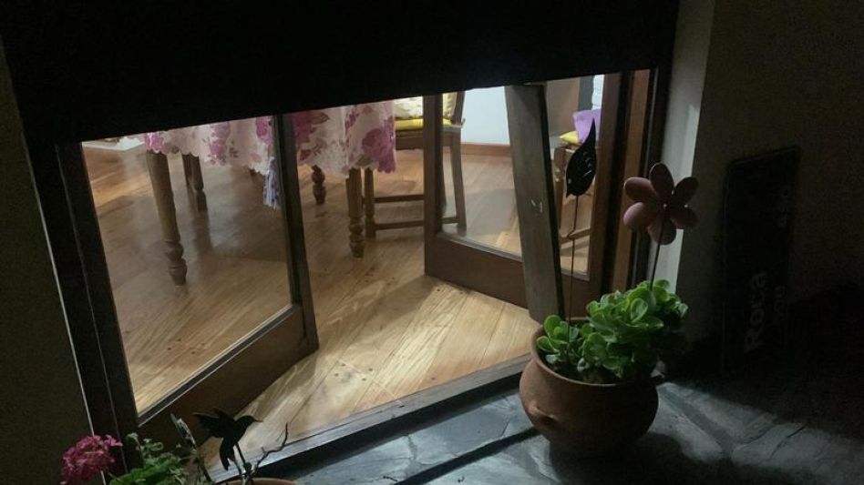 Una puerta balcón, violentada. Y en las otras imágenes, el desorden propio de un robo tipo escruche que ahora es materia de investigación.