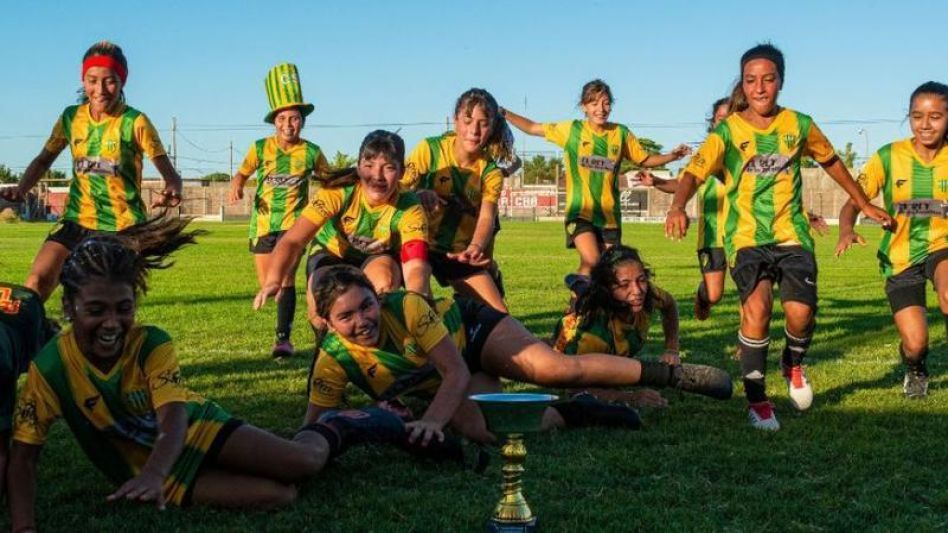 Las chicas de Sportivo Piazza tratarán de defender el título conseguido el año pasado en el Torneo Oficial de la Liga de Azul en la categoría Sub 13.