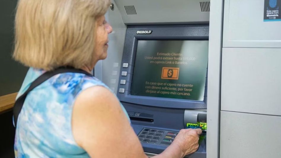 El Gobierno oficializó otro bono de $ 70.000 para jubilados que cobran la mínima