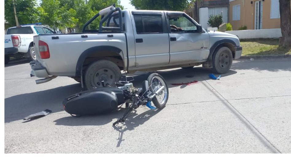 Tras chocar con una camioneta en San Juan y Necochea, un joven que guiaba una moto sufrió severas lesiones. FOTO: EDPS AZUL/PBA