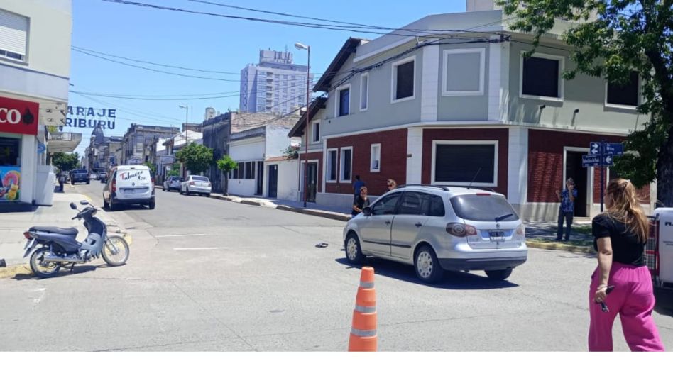 Avenida Mitre y De Paula. Un cruce de calles donde hoy lunes se registró otro siniestro vial. FOTO: EPDS AZUL/PBA