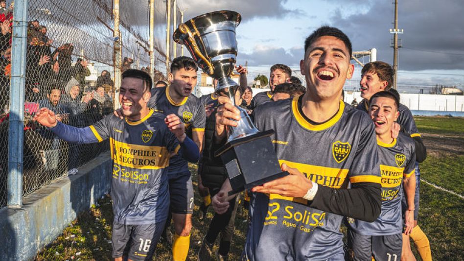 Los jugadores de Boca Juniors festejan con su gente el campeonato de la Unión Deportiva Regional 2024. ARCHIVO/NICOLÁS MURCIA