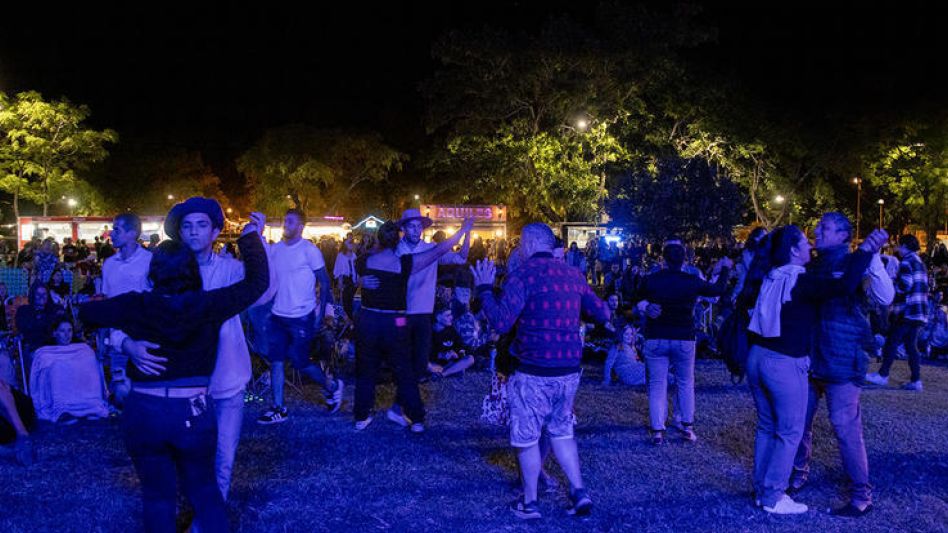 Azul recibió el 2025 en el Balneario Municipal. FOTOS LUCAS TEDESCO 