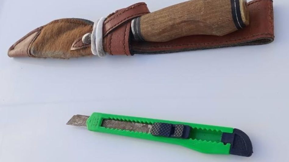 Un cuchillo y un cúter fueron incautados tras los incidentes donde el titular de la EPDS Azul resultó lesionado.   EPDS AZUL/PBA