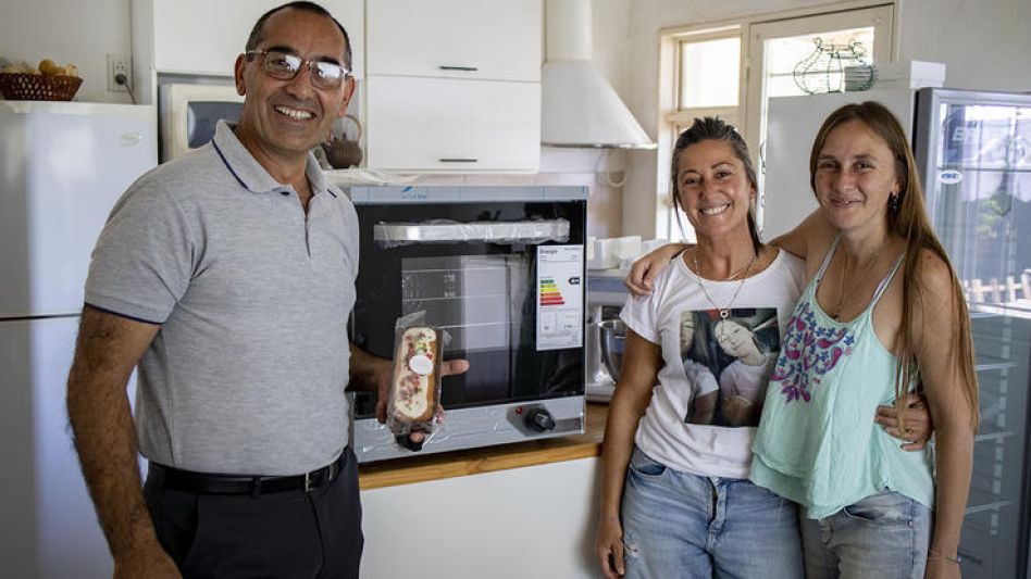 El intendente municipal hizo entrega ayer de distintas herramientas de trabajo a la emprendedora azuleña María José Randazzo.    PRENSA MUNICIPAL