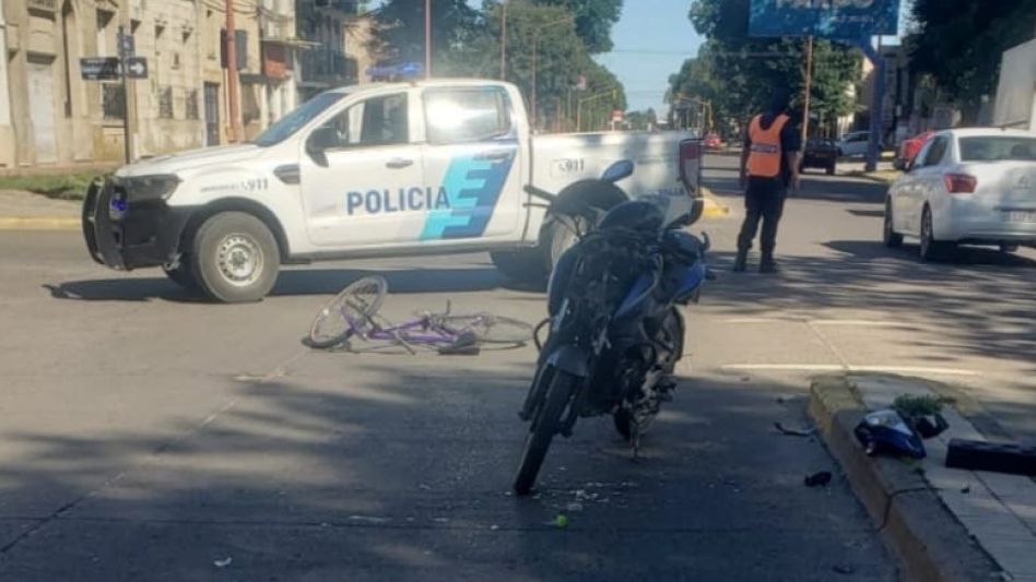 En Mitre y De Paula se produjo otro siniestro de tránsito. Fue hoy sábado por la tarde. FOTO: EPDS AZUL/PBA