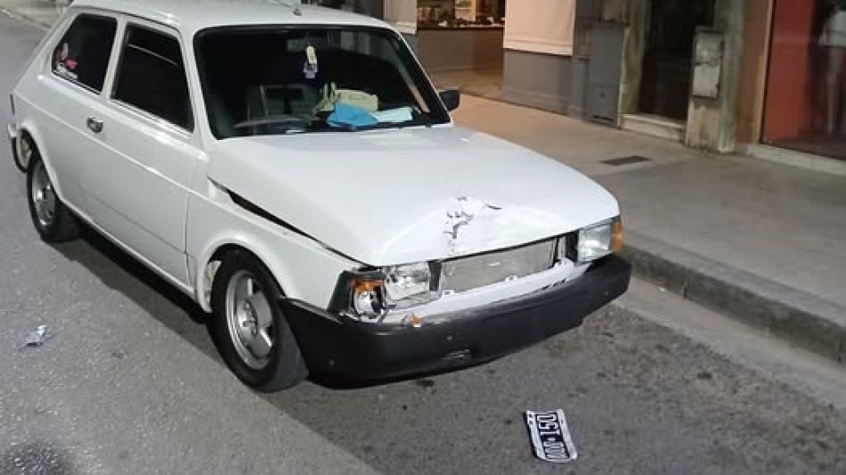 El estado en que quedó el auto que fue chocado por una camioneta cuyo conductor la Policía identificó. FOTO: FACEBOOK