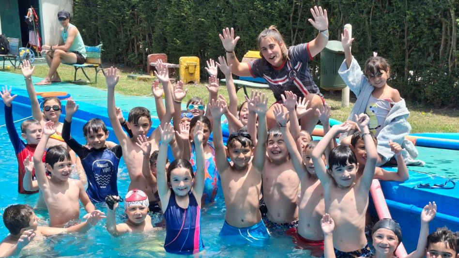 Se desarrolla la Escuela Municipal de Natación en Cacharí