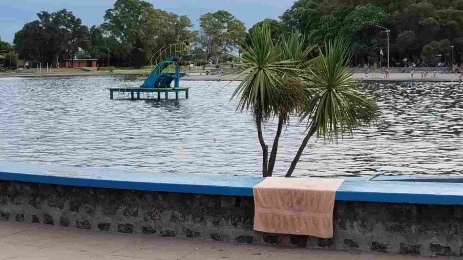 Un hombre murió esta tarde. Horas antes se descompensó cuando estaba en el piletón del balneario. FOTO: NACHO CORREA/EL TIEMPO