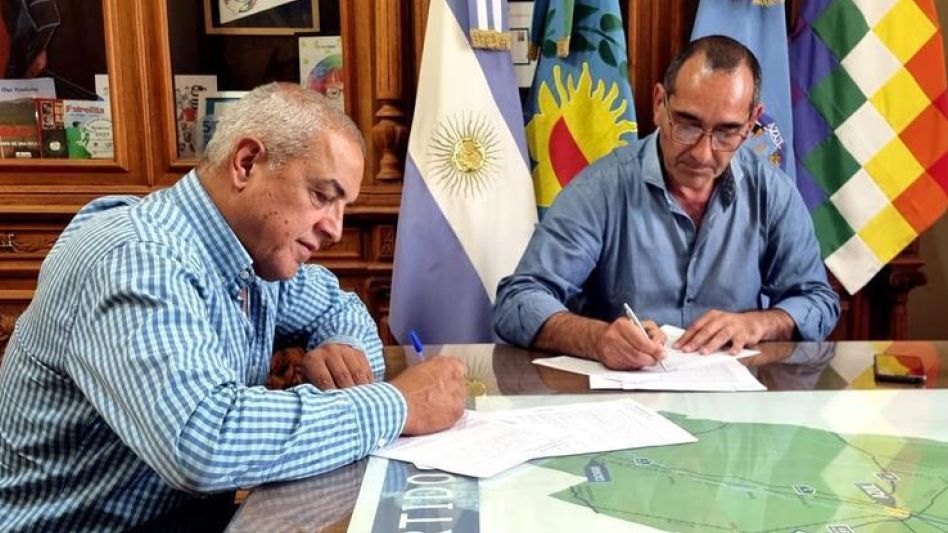 Sombra firmó el convenio con la nueva empresa, representada por el gerente Miguel Ramón Zamora. PRENSA MUNICIPAL