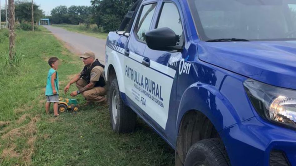 Tiene 2 años, se escapó de su casa y caminó más de 2 kilómetros: lo encontró la Policía jugando entre malezas