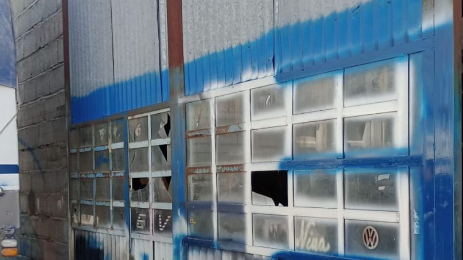 El taller escenario de ese intento de robo por el que un hombre fue arrestado está situado en Calle 63. FOTO: EPDS AZUL/PBA