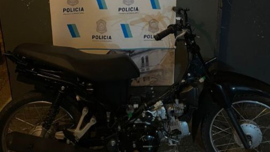 Tras su hallazgo, cuando la conducía un sujeto que la dejó abandonada y se dio a la fuga, la moto fue devuelta a su propietario. FOTO: PBA