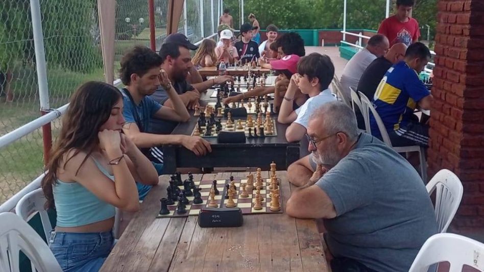 Durante todo enero, la Dirección de Deportes de Azul ofrece diferentes propuestas deportivas al aire libre en diferentes sectores de la ciudad. Foto: gentileza Prensa Municipal.