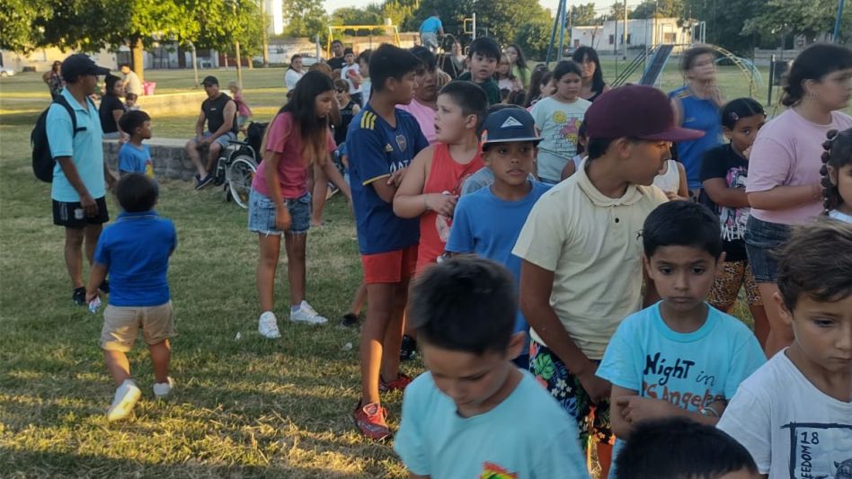 El pasado sábado los niños del barrio Plaza Oubiñas disfrutaron de la llegada de los reyes magos. GENTILEZA MARCELO IBARRA.